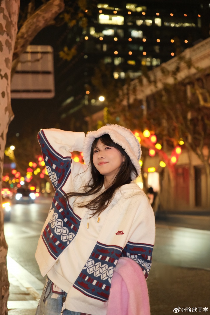 主持骆歆更博晒照：新赛季新版本！那自然要搭配上新春战袍咯