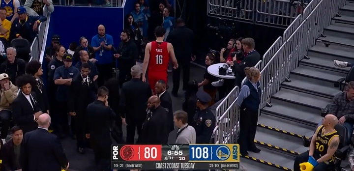 [推荐]万幸杨瀚森抢球时被撞到脑袋！接受检查后继续比赛！(图4)