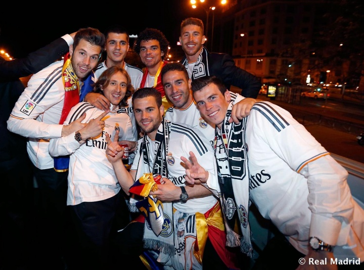 [值得一看]只剩回忆…12年前皇马众将国王杯赛后合影，球队2-1力克巴萨夺冠(图2)