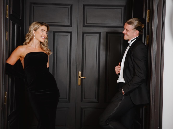 [体育资讯]英格兰太太团成员回家！加拉格尔模特女友晒照：生活真是疯狂！(图7)