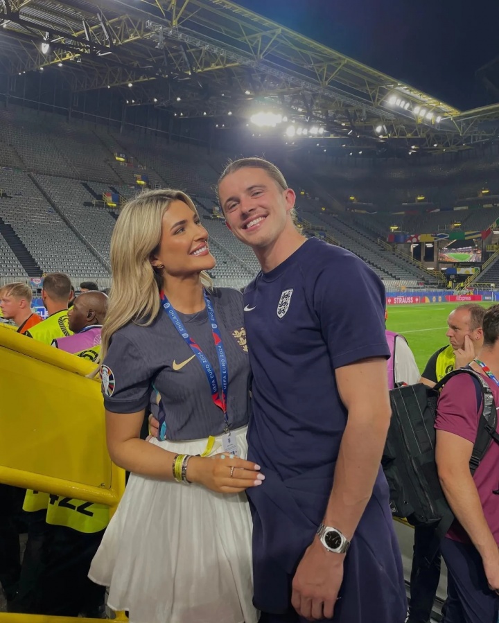 [体育资讯]英格兰太太团成员回家！加拉格尔模特女友晒照：生活真是疯狂！(图11)