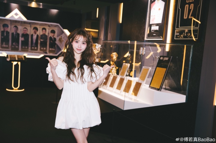 LPL女主持BaoBao晒照：好玩好看好拍 欢迎来联盟竞技场打卡观赛【球盟会】