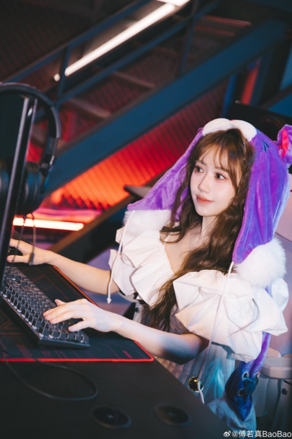 【蜗牛电竞】LPL女主持BaoBao晒照：好玩好看好拍 欢迎来联盟竞技场打卡观赛