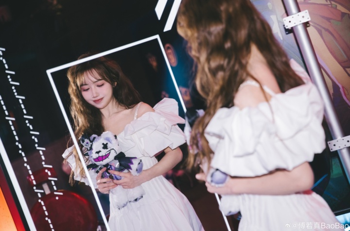 【蜗牛电竞】LPL女主持BaoBao晒照：好玩好看好拍 欢迎来联盟竞技场打卡观赛