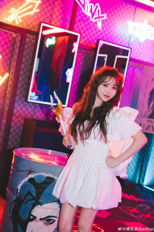 【蜗牛电竞】LPL女主持BaoBao晒照：好玩好看好拍 欢迎来联盟竞技场打卡观赛