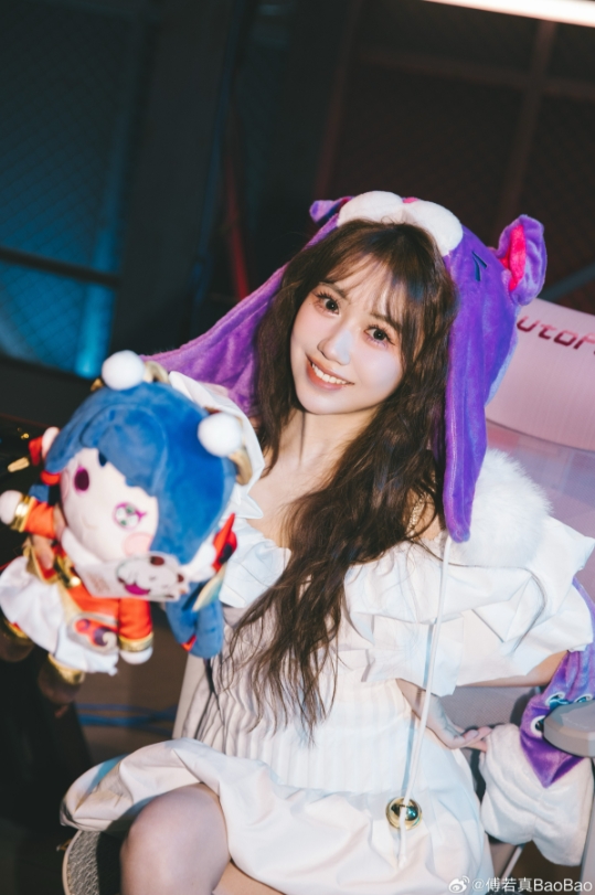 【蜗牛电竞】LPL女主持BaoBao晒照：好玩好看好拍 欢迎来联盟竞技场打卡观赛