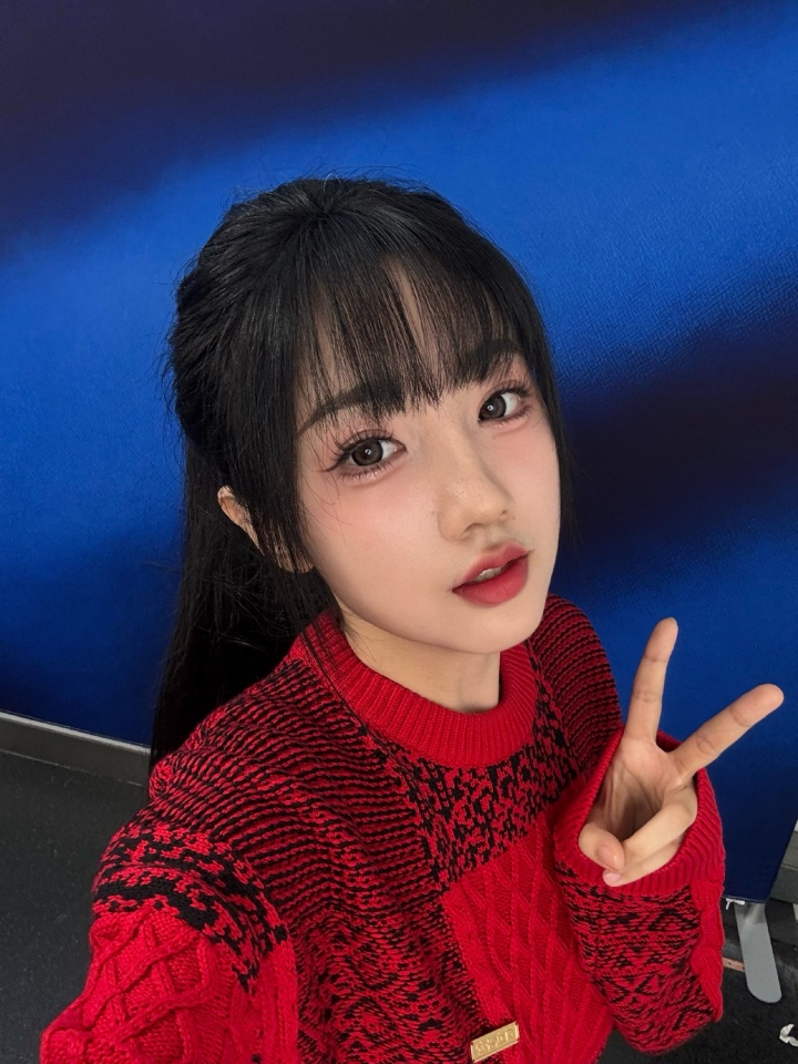 【蜗牛电竞】LPL互动女主持人十月分享工作自拍：今天在苏州主场上班~