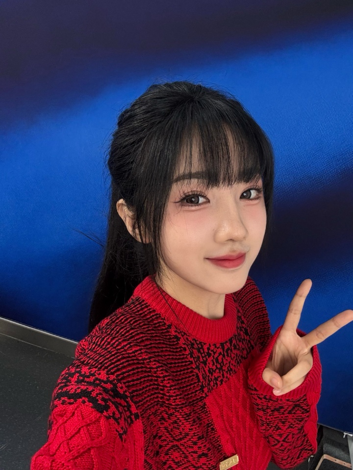 LPL互动女主持人十月分享工作自拍：今天在苏州主场上班~【球盟会】