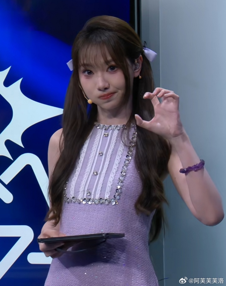 互动女主持人阿芙分享近期工作照：好久8️⃣见～新年lpl第一班！【球盟会】