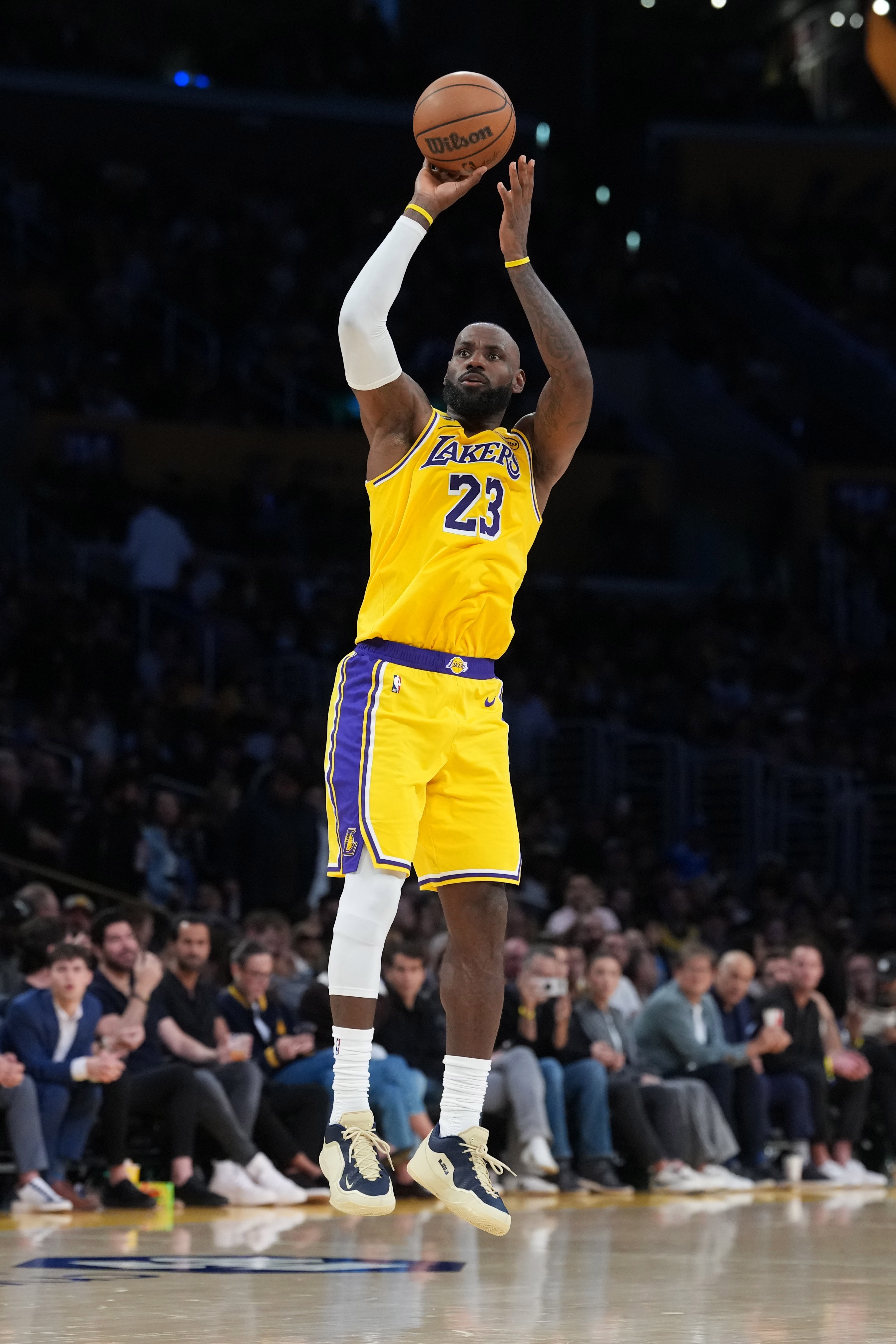 【你怎么看？】球队伤兵满营？詹姆斯：使用可以出场的阵容 在攻防两端尽力执行(图1)