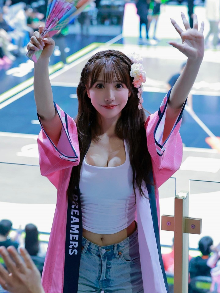 [有趣体育]现场球迷大饱眼福！三上悠亚再来宝岛联赛应援 用中文喊“加油”(图2)