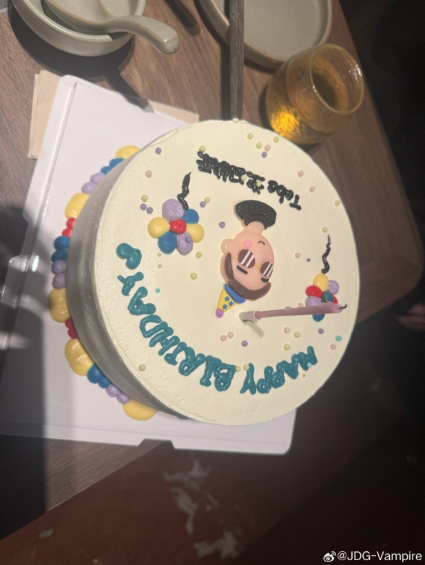 起码不嘴硬！😂Vampire更博：兄弟们下场继续加油 今天我打的太烂了 徐神牛逼