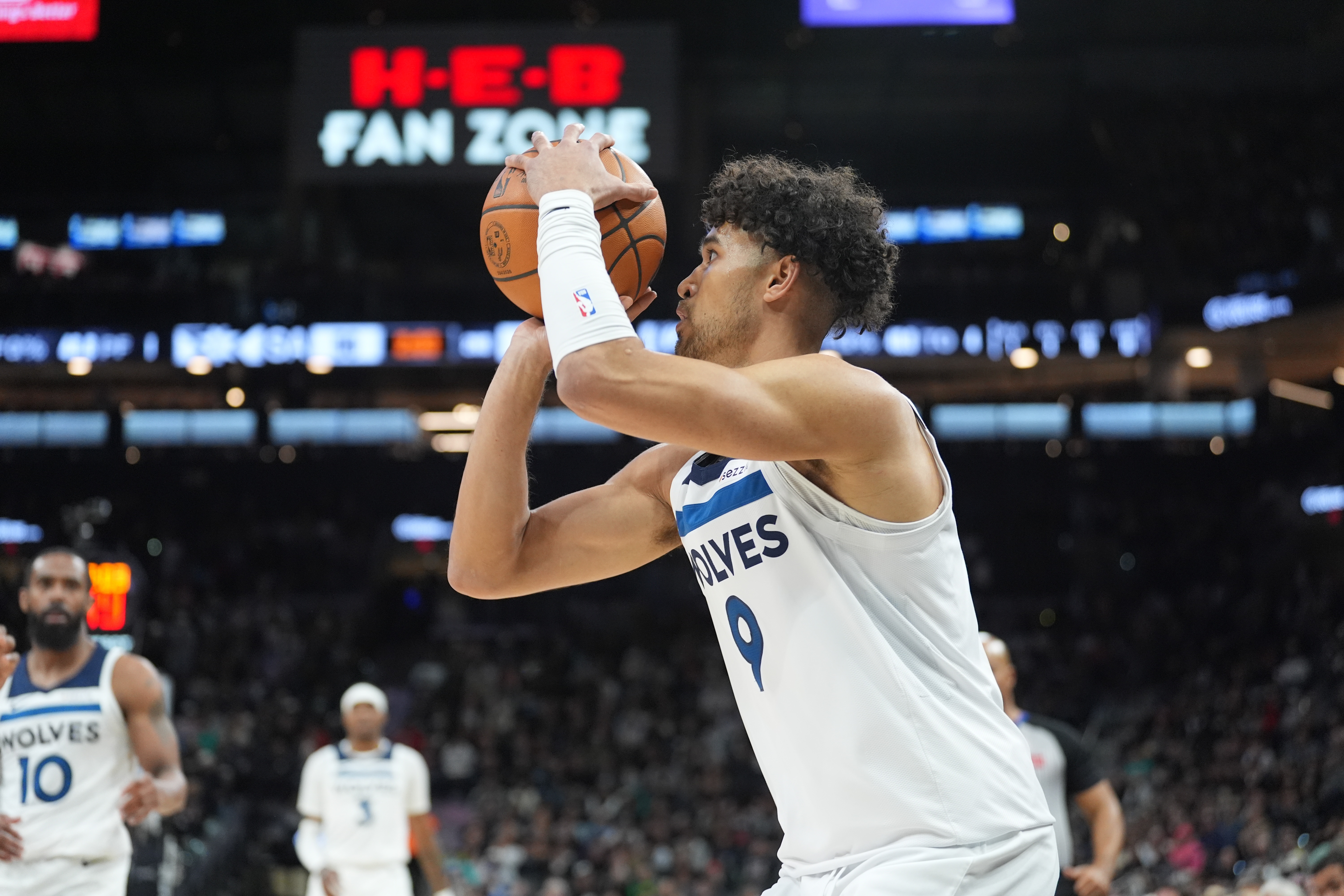 场均2分0.8板！狼记：球队将裁掉双向合同球员约翰尼·朱赞