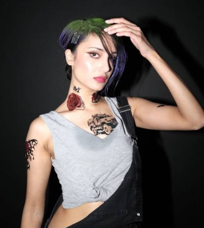 【万博电竞】还原度爆炸!《赛博朋克2077》朱迪脸模挑战“我COS我自己”