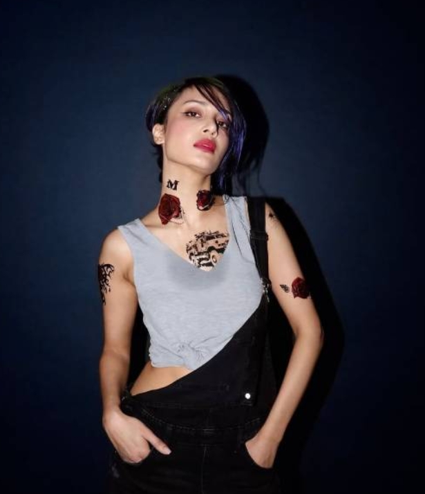 还原度爆炸!《赛博朋克2077》朱迪脸模挑战“我COS我自己”