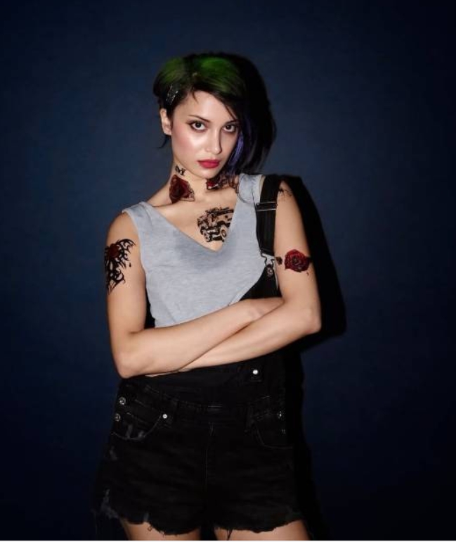 还原度爆炸!《赛博朋克2077》朱迪脸模挑战“我COS我自己”