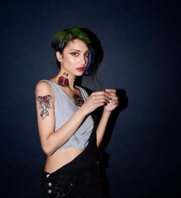 还原度爆炸!《赛博朋克2077》朱迪脸模挑战“我COS我自己”