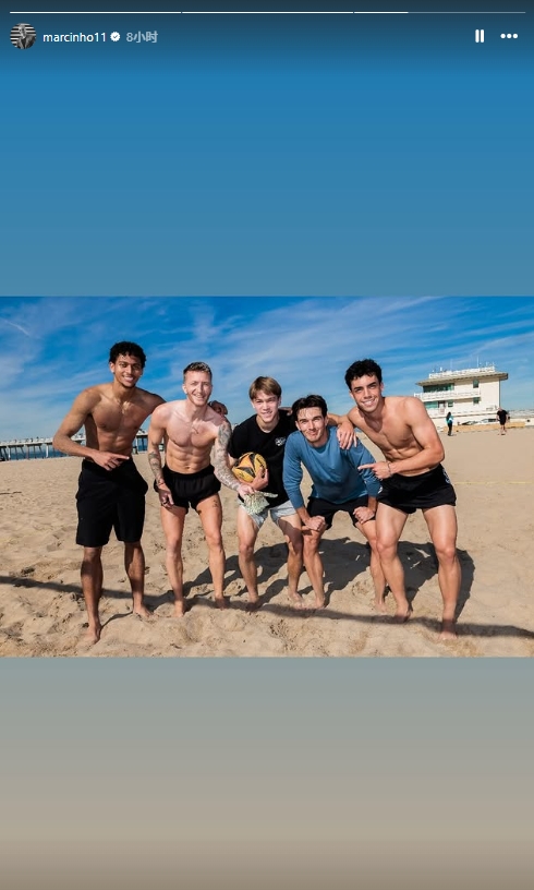 [体育资讯]还是那么帅！36岁罗伊斯晒照，在沙滩光膀子肌肉线条明显(图3)