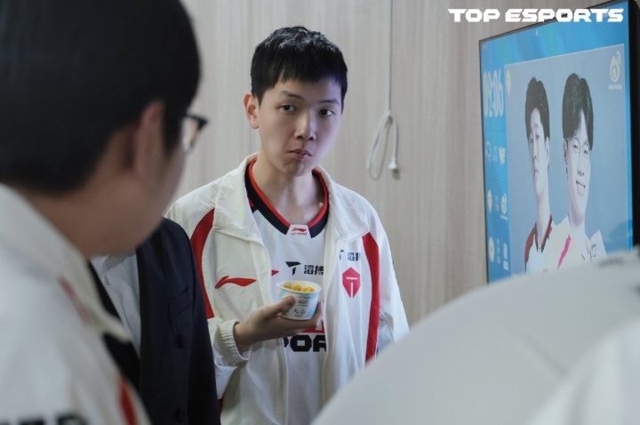 聚是陀螺 散是屎?吧友们如何评价Kanavi转会后,TES和HLE均位列各自赛区倒一?