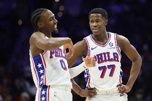 76人大胜雄鹿，马克西成功预测恩比德空接