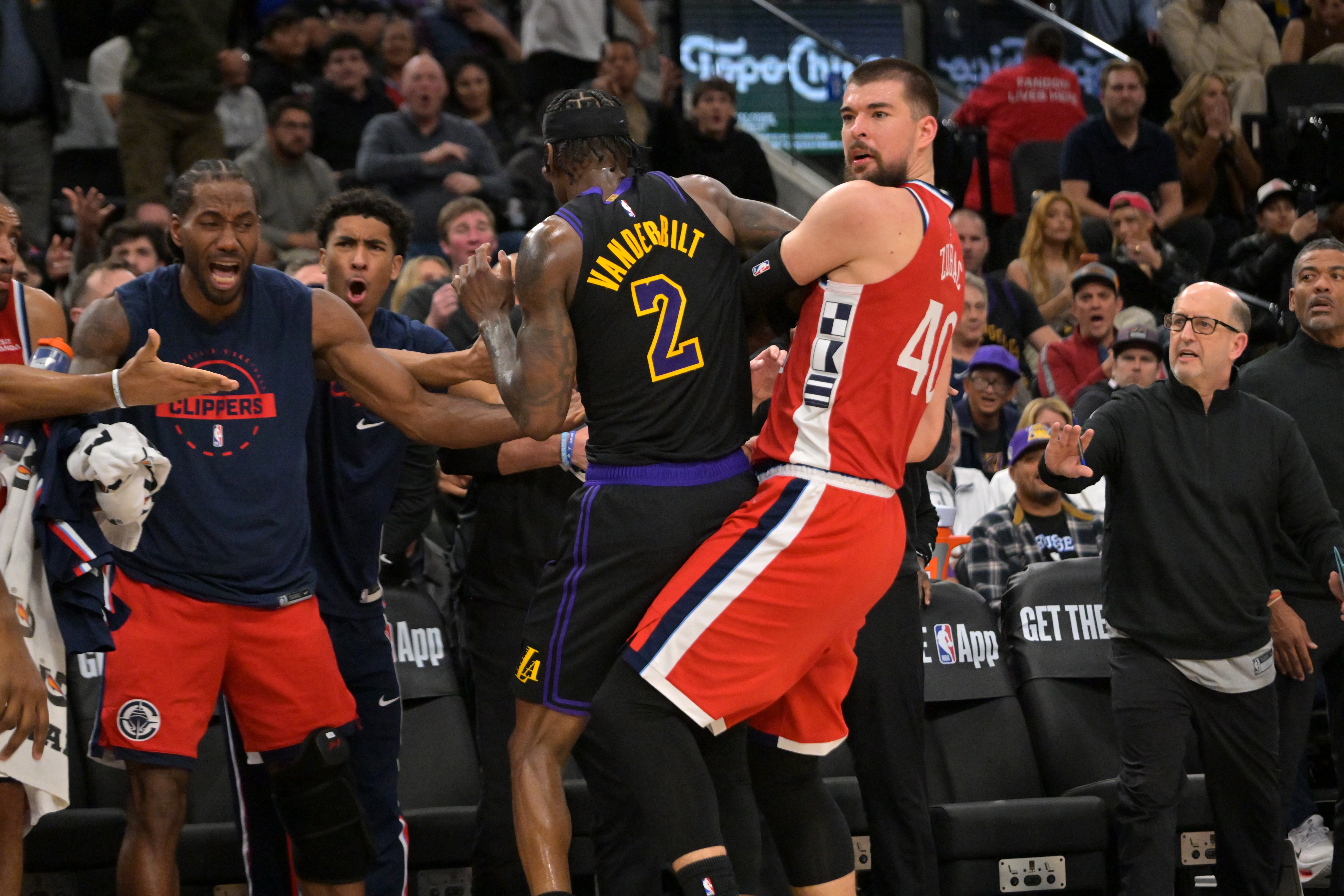 【球迷看点】祖巴茨谈与范德彪冲突：感觉有人拽我肩膀 我只是在保护我的肩膀(图1)