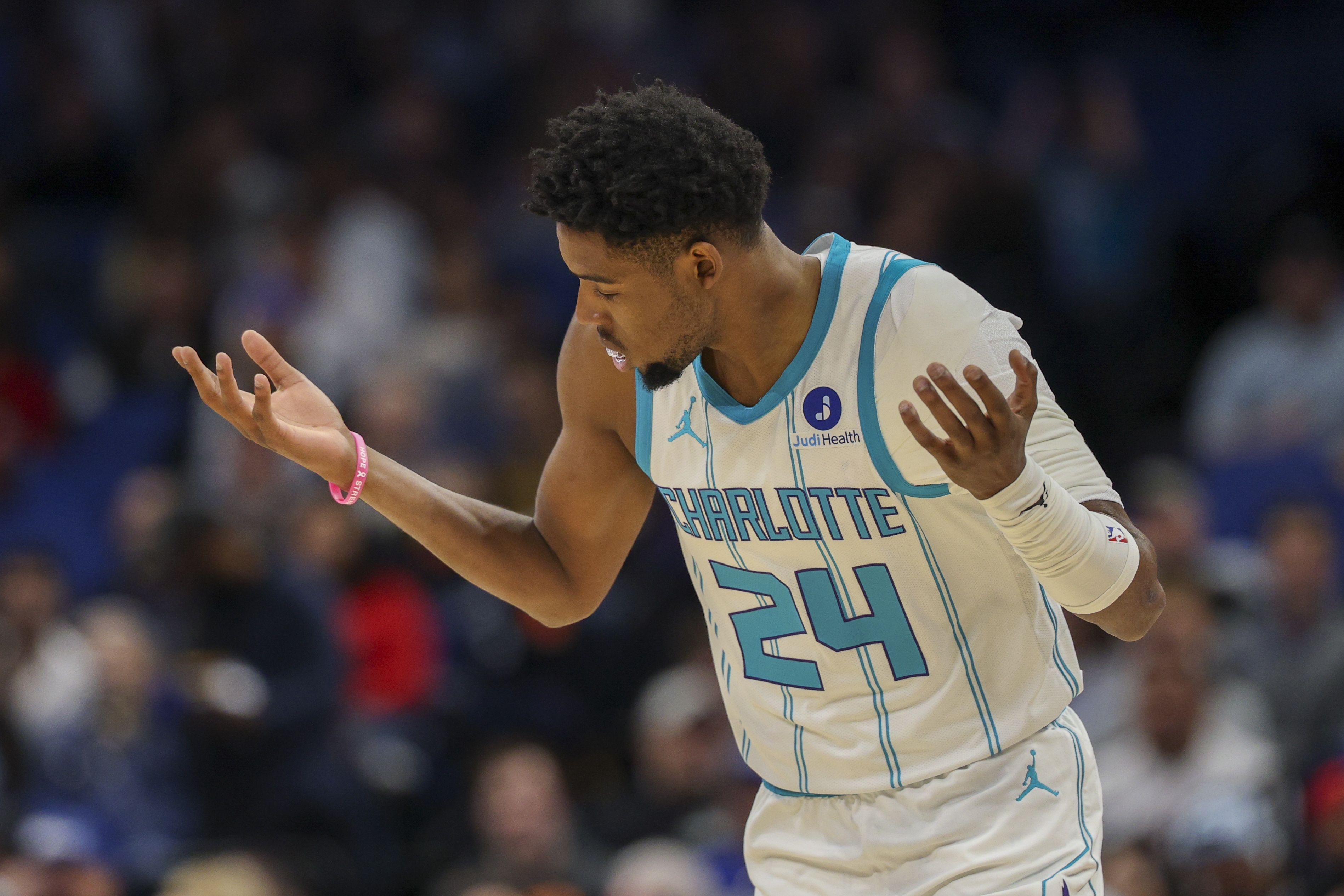 【体育报道】黄蜂主帅:米勒拿球时让人安心 他能很好阅读防守并做出正确选择(图1) 【体育报道】黄蜂主帅:米勒拿球时让人安心 他能很好阅读防守并做出正确选择(图1)