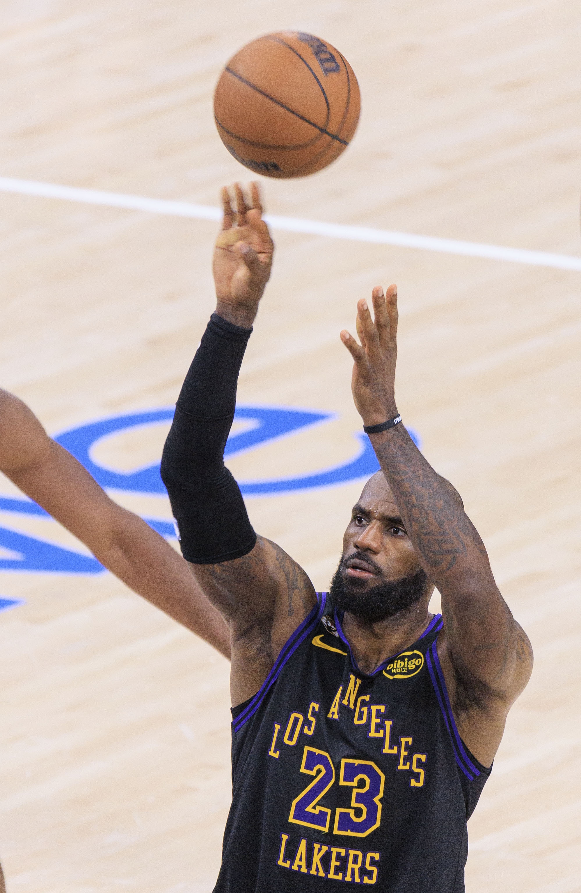 [有趣体育]詹姆斯：我了解对手的战术能够提前预判 第四节全队的防守都很棒(图1)