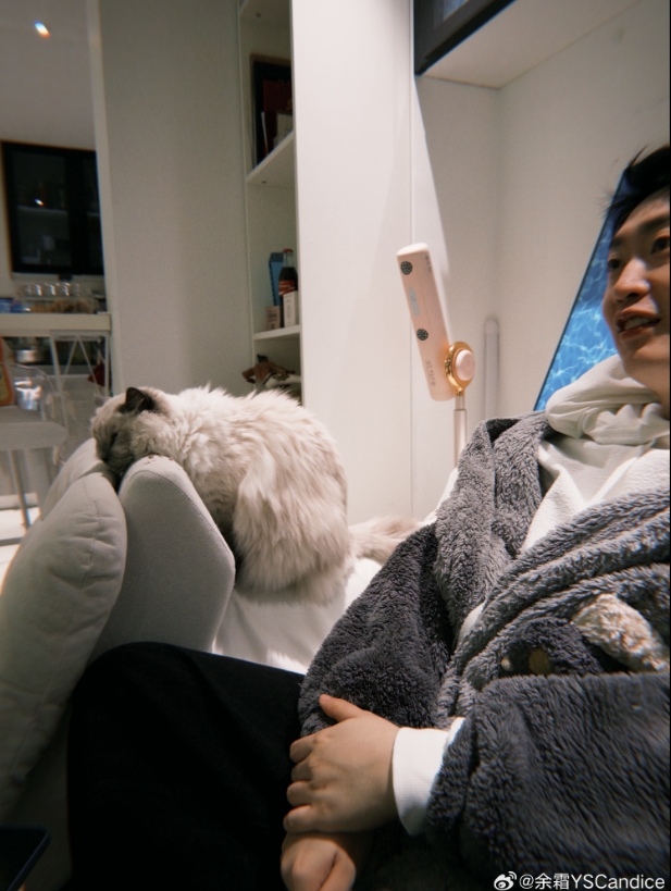 余霜晒照:下班回家看球