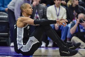 马刺惨败黄蜂，文班防守失常成败原因