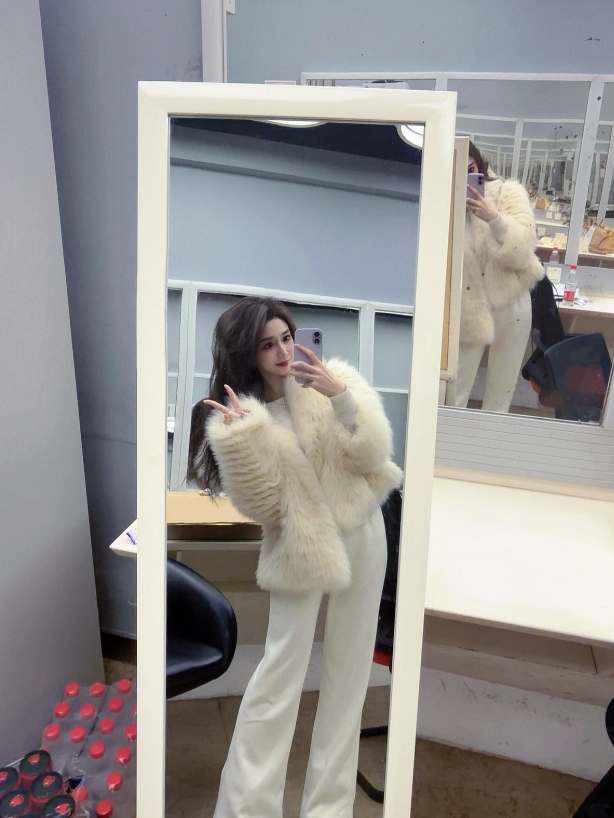 小悠晒照：LPL下班 明天在手游上班