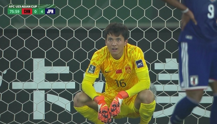 又是折射！U23国足76分钟0-4落后，李昊丢球后无奈蹲地+摇头