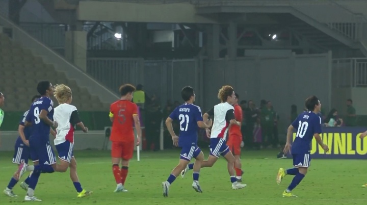 两种心情！徐彬替补席眼眶泛红+王钰栋无奈 日本球员围圈疯狂跳舞