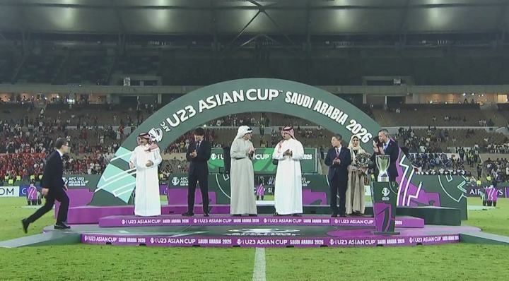 【赛后颁奖】中国U23男足领取亚军奖牌，日本U23男足捧起冠军奖杯