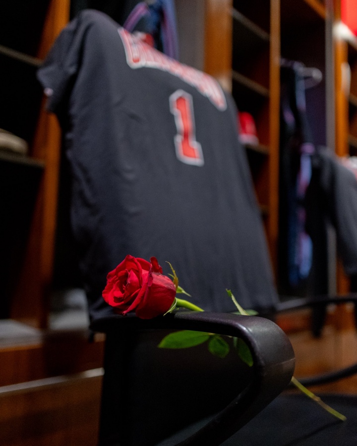 赠人玫瑰手留余香罗斯在每位公牛球员更衣柜留下了一朵玫瑰