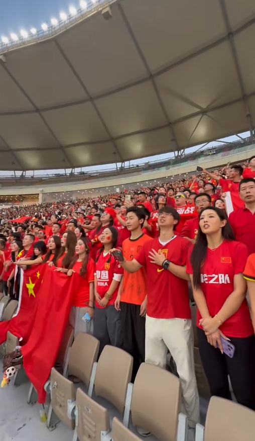【体育报道】最好的球迷!渝媒:现场8818名观众超半数中国人 来自世界各地(图1) 【体育报道】最好的球迷!渝媒:现场8818名观众超半数中国人 来自世界各地(图1)