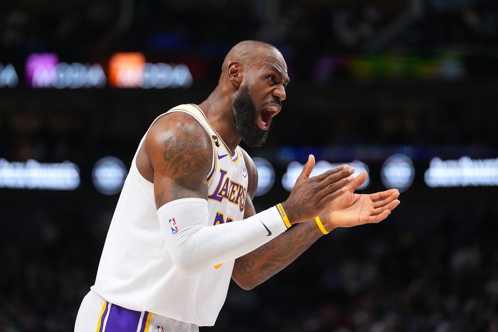 记者谈詹姆斯：第四节现象级 但前三节感觉他完全提不起劲来