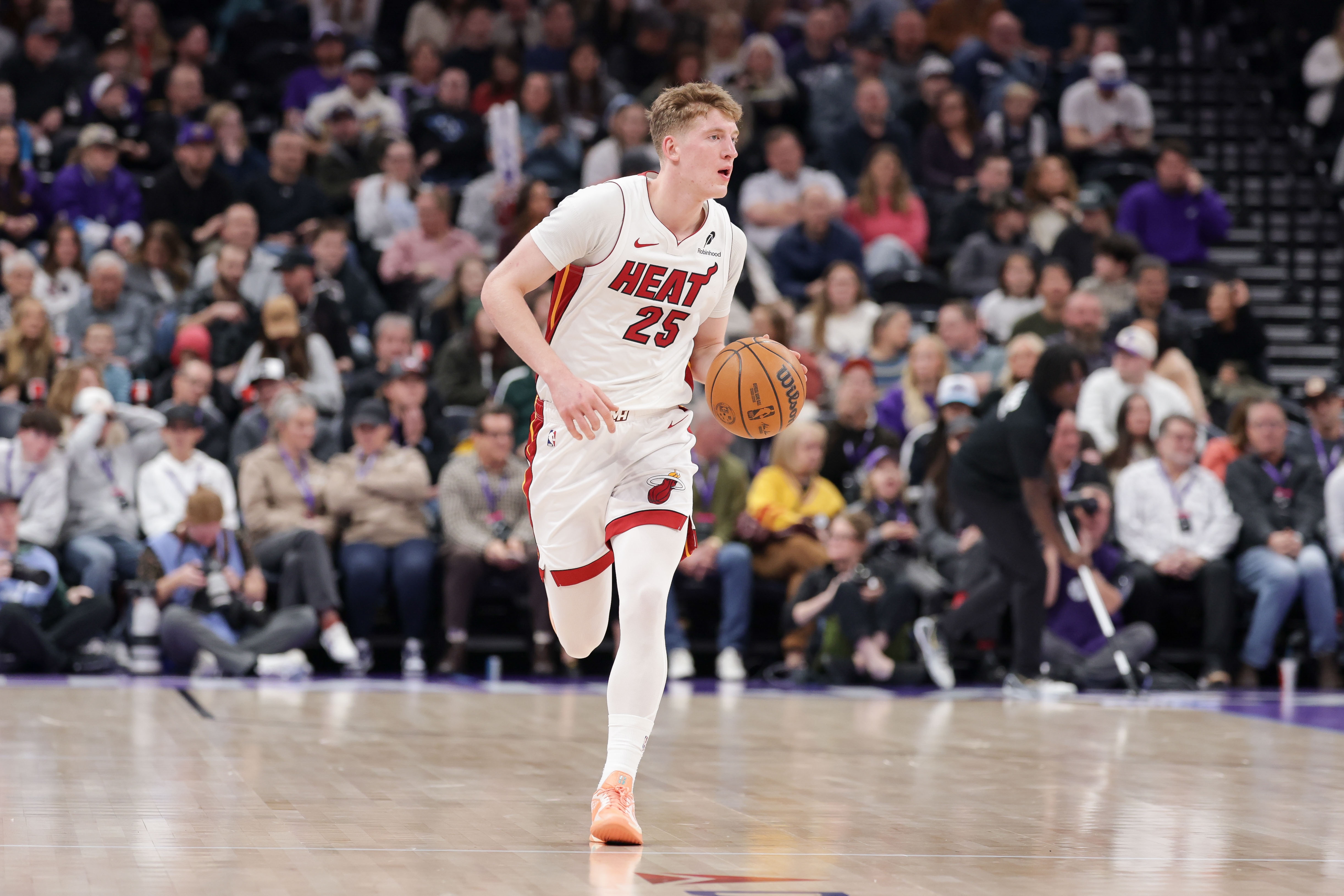 还得好好练级！20号秀亚库乔尼斯首发13分钟4犯 拿到3板4助1断