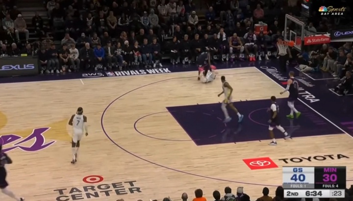 [NBA]20断咋来的？库里抢断后鱼跃救球 波杰姆飞扑2米抢断赢球权(图2)