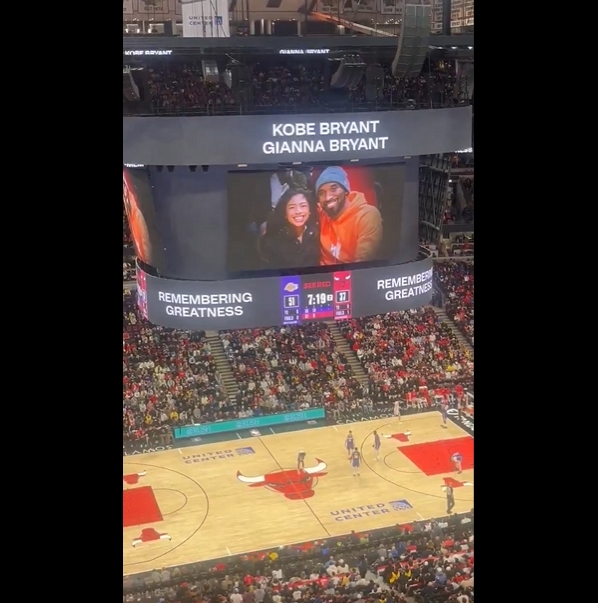 ❤️有心了！公牛主场大屏幕致敬科比和Gigi：缅怀伟大