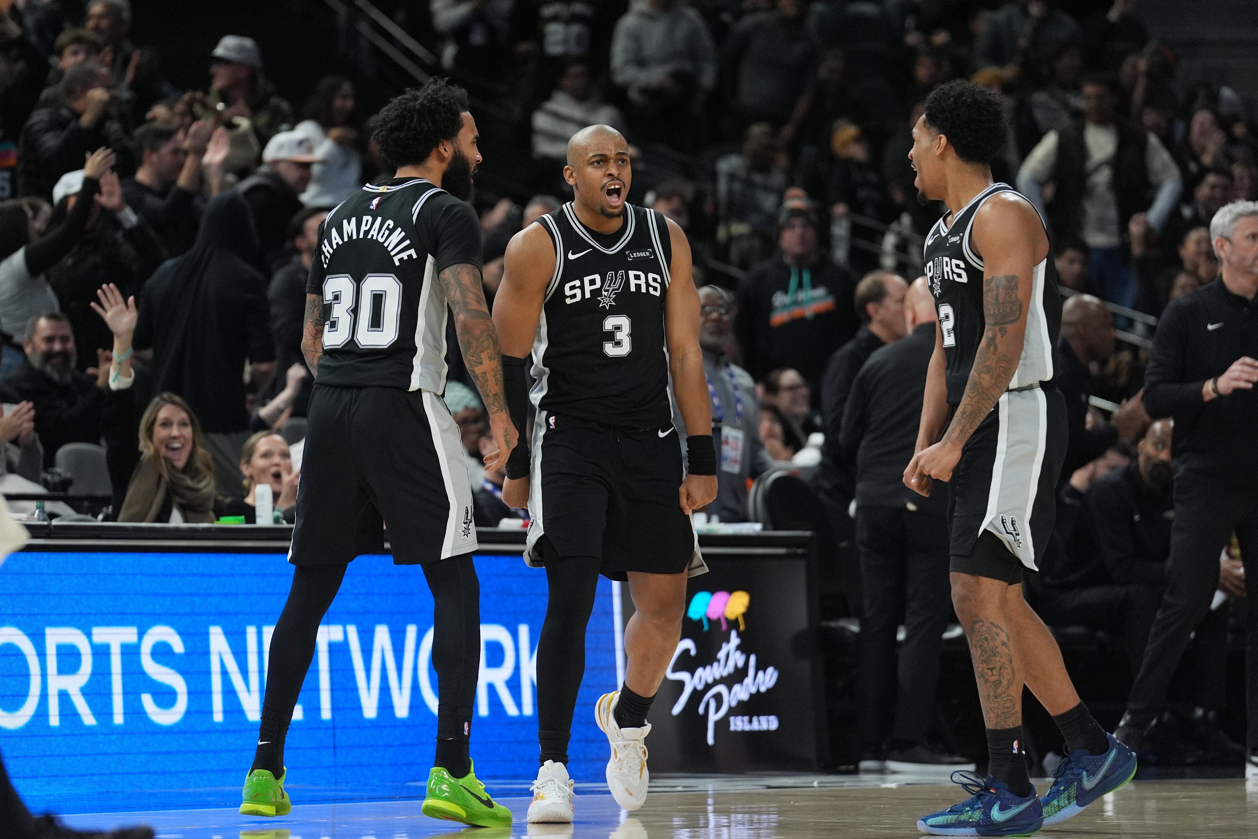 哈珀：米奇教练中场休息时鼓励我们 让我们各自做好本职工作