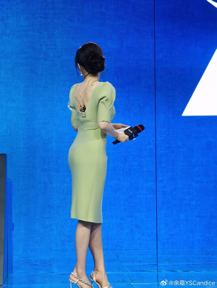 余霜分享今日LPL工作照片:牛油果绿连衣裙尽显出色身材😍
