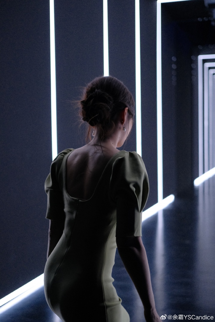 【万博电竞】余霜分享今日LPL工作照片:牛油果绿连衣裙尽显出色身材😍