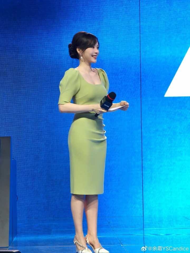 余霜分享今日LPL工作照片:牛油果绿连衣裙尽显出色身材😍