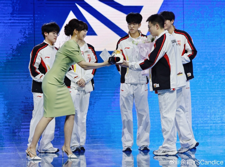 余霜分享今日LPL工作照片:牛油果绿连衣裙尽显出色身材😍