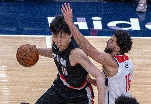 开拓者主持人谈杨瀚森表现：展示潜力但需要时间适应NBA