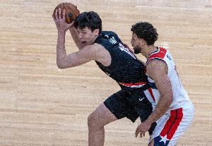 杨瀚森在开拓者对阵奇才的表现备受赞誉