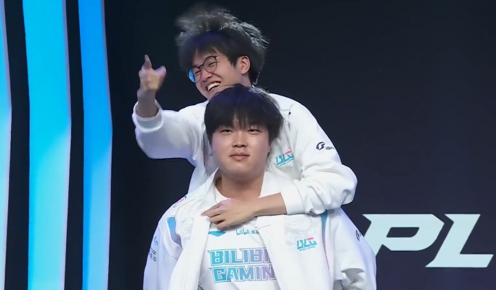 【万博电竞】网友热议BLG明天首发还是Bin:Bin哥烽火戏诸侯,文波被骗了呀~