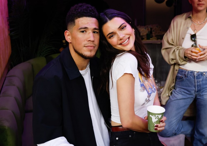 又复合了？布克与詹娜暧昧互动：你来给我揉揉它