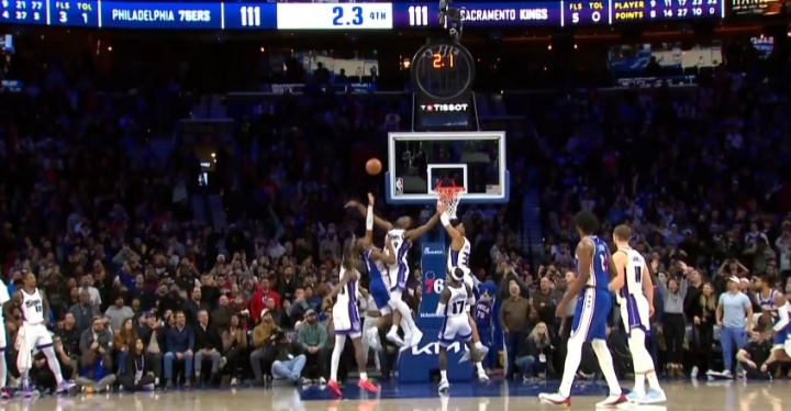 塔图姆战术！马克西中圈接球 闪击篮下绝杀国王！