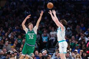 弗拉格49分破门 克尼佩尔34分胜利黄蜂